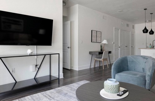 Stockbridge Apartment | Landing | Spectacular 3BD, Clubhouse, Gym