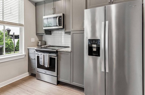Hitch Village - Fred Wessels Homes Apartment | Landing | Stunning 1BD, Courtyard, Gym