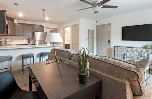 Lyman Apartment | Landing | Stunning 1BD, Pool, Gym