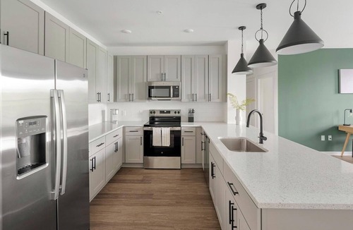 Brentwood Apartment | Landing | Stunning 1BD, Gym, Clubhouse