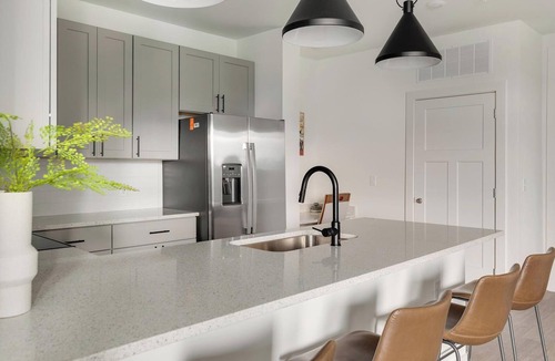 Brentwood Apartment | Landing | Stunning 2BD, Gym, Clubhouse