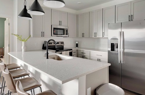 Brentwood Apartment | Landing | Stunning 2BD, Gym, Clubhouse