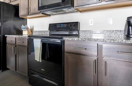 Eastwood Village Apartment | Landing | Stunning 2BD, Tennis Court, Pool