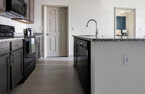 Eastwood Village Apartment | Landing | Stunning 2BD, Tennis Court, Pool