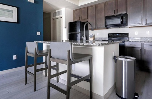 Eastwood Village Apartment | Landing | Stunning 2BD, Tennis Court, Pool