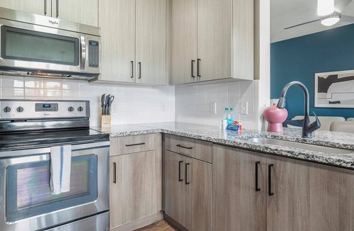 Tropic Apartment | Landing | Stunning 2BD, Courtyard, Gym