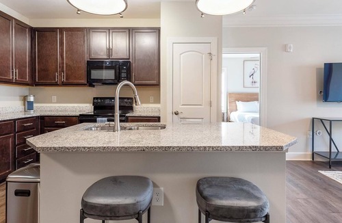 Greer Apartment | Landing | Stunning 3BD, Pool, Gym