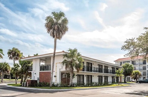 Golden Gate Apartment | Landing | Stunning Studio, Clubhouse, Courtyard