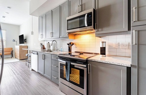 Hitch Village - Fred Wessels Homes Apartment | Landing | Stunning Studio, Clubhouse, Pool