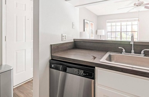 Sunbeam Apartment | Landing | Stylish 1BD, Gym, Courtyard