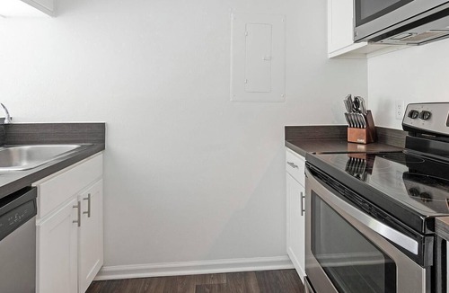 Sunbeam Apartment | Landing | Stylish 1BD, Gym, Courtyard