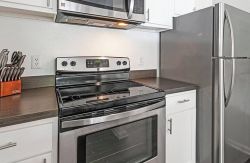 Sunbeam Apartment | Landing | Stylish 1BD, Gym, Courtyard