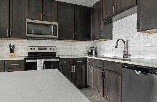 Palmetto Apartment | Landing | Stylish 1BD, Gym, Pool