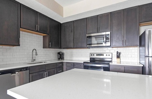 Palmetto Apartment | Landing | Stylish 1BD, Pool, Gym