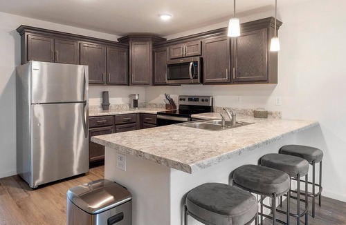 Lyman Apartment | Landing | Stylish 1BD, Pool, Gym