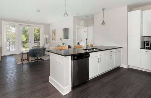 San Marco Apartment | Landing | Stylish 2BD, Pool, Gym