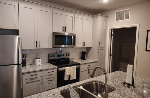 Newberry Apartment | Landing | Stylish 2BD, Gym, Pool