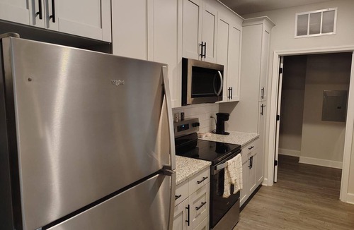 Newberry Apartment | Landing | Stylish 2BD, Gym, Pool