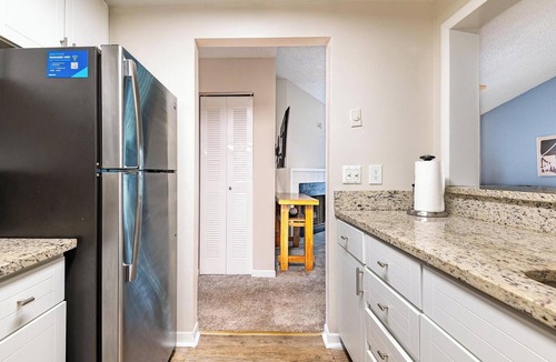 Interchange Square Apartment | Landing | Stylish 2BD, Tennis Court, Gym
