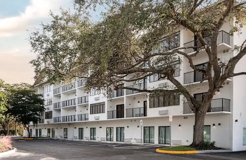 Golden Gate Apartment | Landing | Stylish Studio, Courtyard, Yoga Studio