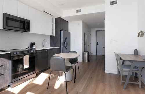 Washington Apartment | Landing | Stylish Studio, Pool, Rooftop Lounge