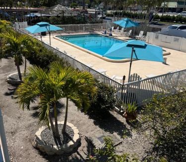 Whitfield Hotel | Lantern Inn & Suites - Sarasota
