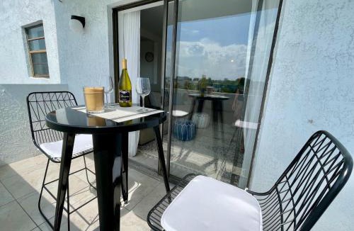 South Beach Apartment | Large 1 bedroom apartment with free private parking