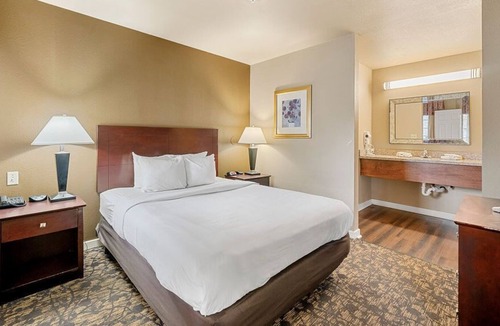 Garden Hills Condo | Large 2 Bedroom Condo in Buckhead Sleeps 6