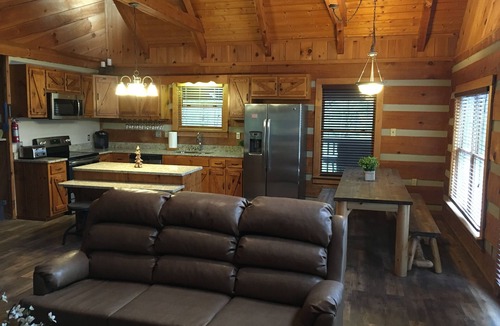 Sevierville Cabin | Large 5 bedroom, 4.5 bath that sleeps 22 with easy access to Pigeon Forge