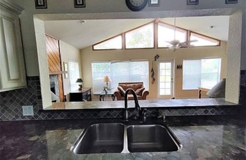 Moore Haven Cottage | Large bedroom and lounge, about 800 sq ft + access to river and Lake Okeechobee.