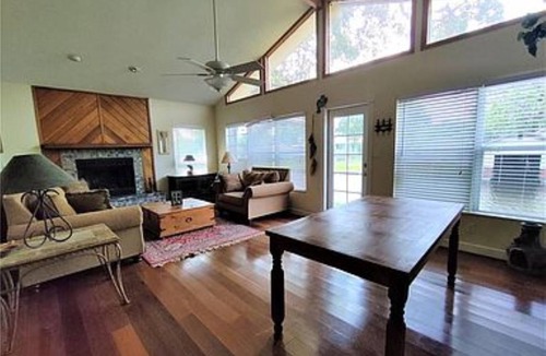 Moore Haven Cottage | Large bedroom and lounge, about 800 sq ft + access to river and Lake Okeechobee.