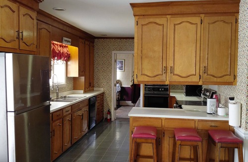 Loris Bed & Breakfast | Large Desirable Corner House