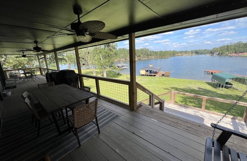 Milledgeville House | Large Lake Front Home 10 min from Downtown Milledgeville. 5 Bed, 2.5 Bath