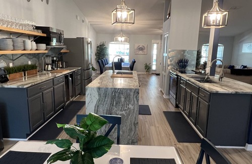 Crystal River House | LARGE MODERN 4 BEDROOM HOME. VERY PRIVATE w HOT TUB & 3 acres!