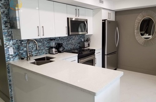 Seybold Apartment | Large Modern 4 Bedroom Beautiful Ocean Views-1003