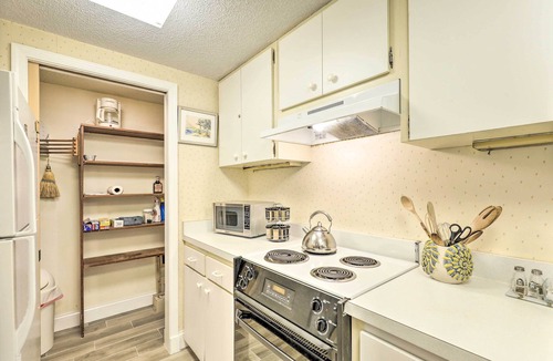 Palm Harbor Condo | Large Tampa-Area Condo - 15 Mi Clearwater Beach!