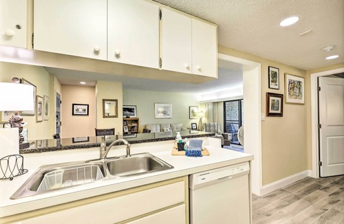 Palm Harbor Condo | Large Tampa-Area Condo - 15 Mi Clearwater Beach!