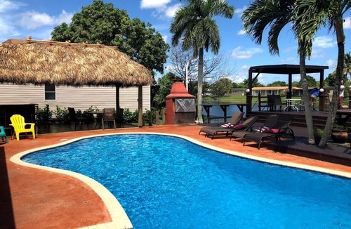 Kendale Lakes House | Las Palmas Miami - Gorgeous Waterfront Home, Heated Pool, Tiki, Billiards