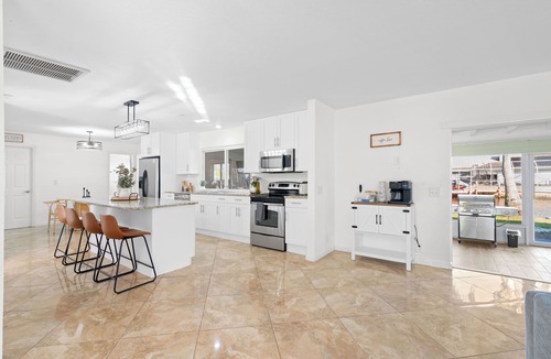 Fort Myers House | Last Minute Deal:Waterfront, Hot Tub, Kayaks, Fishing Gears & Pets-Friendly Stay
