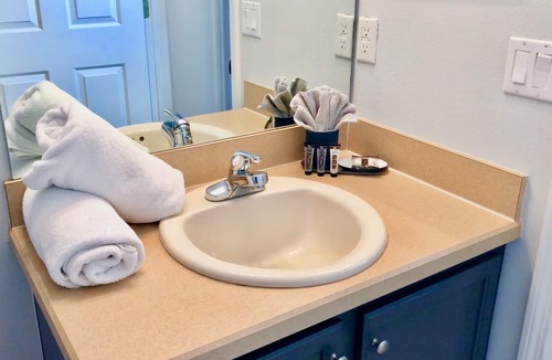 Lake Wilson Preserve House | LAST MINUTE DEALS 4 Bed/3 Bath Villa. South-facing private pool.