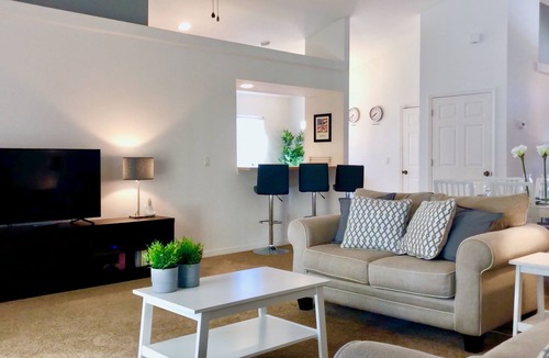 Lake Wilson Preserve House | LAST MINUTE DEALS 4 Bed/3 Bath Villa. South-facing private pool.