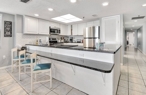 Madeira Beach Condo | LAST MINUTE DISCOUNT Oct 4-14. BEACH LOUNGES AND UMBRELLA SERVICE INCLUDED!