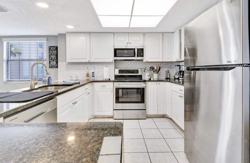 Madeira Beach Condo | LAST MINUTE DISCOUNT Oct 4-14. BEACH LOUNGES AND UMBRELLA SERVICE INCLUDED!