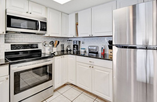 Madeira Beach Condo | LAST MINUTE DISCOUNT Oct 4-14. BEACH LOUNGES AND UMBRELLA SERVICE INCLUDED!
