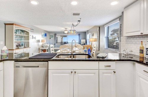 Madeira Beach Condo | LAST MINUTE DISCOUNT Oct 4-14. BEACH LOUNGES AND UMBRELLA SERVICE INCLUDED!