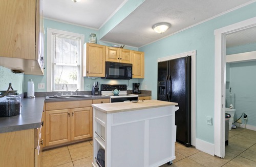 Downtown Dunedin Cottage | Last minute discounts for Fall - Quaint Bungalow just off Main Street!