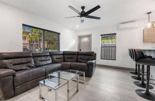 Lake Ridge Apartment | Lauderdale Modern 1 Bedroom 1 Bathroom with Private Backyard