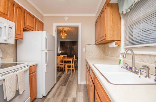 Knoxville House | Laurel Circle Hideaway. Calm, Clean & Convenient
