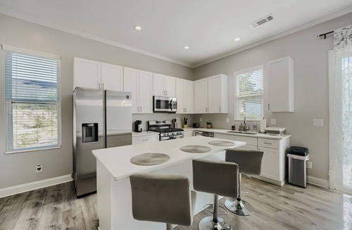 Pittsburgh House | Lavish Atlanta Getaway | 4 BR w/Fenced Backyard
