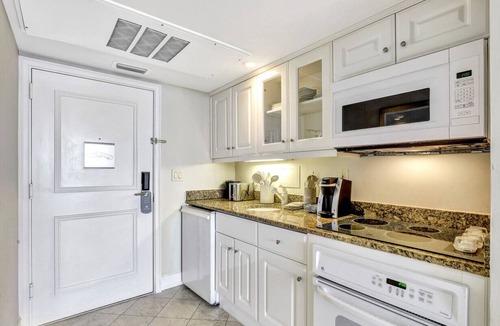 Marco Island Condo | Lavish beachfront condo w/rooftop pool/spa/gym